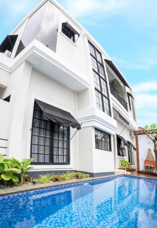 Hening Pool Villa Purwokerto Extérieur photo